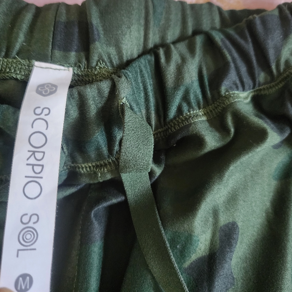 SCORPIO SOL | Camo Print Joggers - Picture 12 of 16